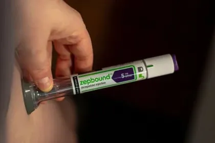 Las falsificaciones de medicamentos para adelgazar pueden contener sustancias peligrosas o ser completamente distintos. En la foto un inyectable de venta legal de Zepbound (Shelby Knowles/Bloomberg)