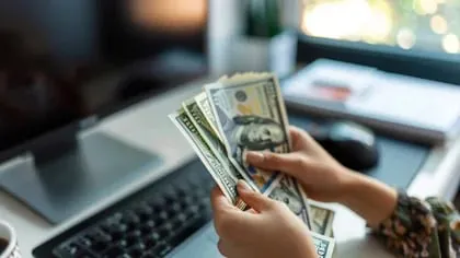 Brooks afirma que el dinero no aumenta la felicidad más allá de $100,000 anuales, pero disminuye la infelicidad - (Imagen Ilustrativa Infobae)