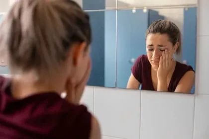 Las víctimas de estos crímenes pueden sufrir problemas de salud mental y física, incluyendo bulimia y migrañas (Freepik)