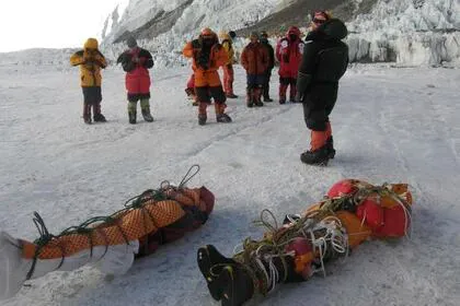 Este año se recuperaron cinco cuerpos como parte de la limpieza patrocinada por el gobierno de Nepal (Namgyal Sherpa/AFP/Getty Images)