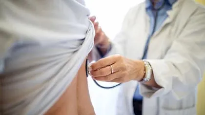 Si los pacientes con COVID registran que tienen síntomas después de la infección aguda, deben consultar a un profesional de la salud para ser evaluados (Getty)