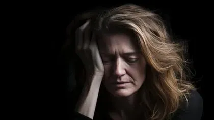 No es raro que una persona con Alzheimer se sienta molesta o ansiosa en ciertas situaciones o sienta la necesidad de moverse y pasear. La medicación puede ayudar a que se sienta mejor (Imagen Ilustrativa Infobae)