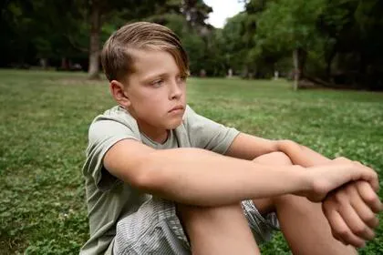 Para evitar el castigo o reducir el daño, algunos niños pueden volverse extremadamente obedientes y sumisos, tratando de anticipar y cumplir con las demandas del abusador (Freepik)
