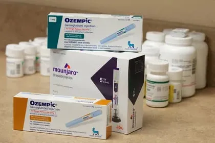 Expertos están cada vez más preocupados por las versiones falsas de medicamentos populares para adelgazar. En la foto versiones legítimas de Ozempic y Mounjaro (Reuters/George Frey)