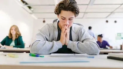 La adicción al juego genera bajo rendimiento escolar, estrés, ansiedad, depresión, además de vergüenza, culpa y aislamiento social (Gettyimages)