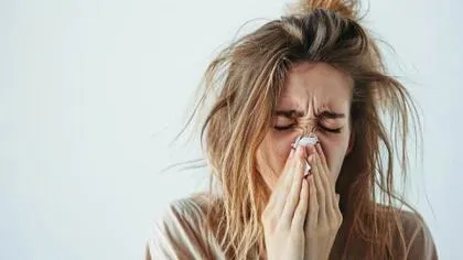 Los síntomas del resfrío aparecen de manera gradual generalmente. Los de la gripe son de aparición repentina (Imagen ilustrativa Infobae)