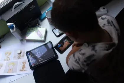Actualmente se promueve a los teléfonos como herramientas para combatir el aburrimiento (Europa Press)