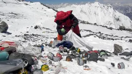 Toneladas de basura histórica, incluidas tiendas fosforescentes y cilindros de gas, permanecen en el Everest (Archivo)