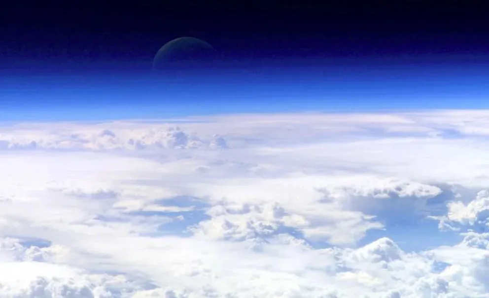 Las nubes blancas son capaces de reflejar la radiación proveniente del Sol (NASA)