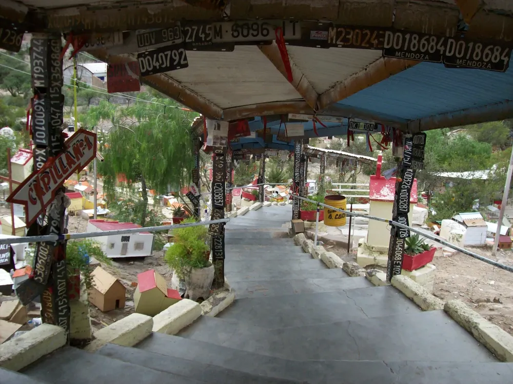Escalera_en_el_Santuario_de_la_Difunta_Correa-scaled