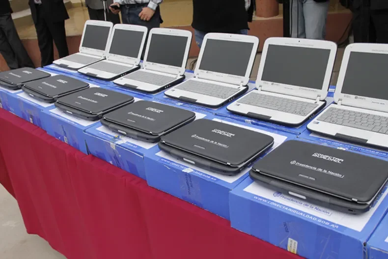 Educación anunció una nueva entrega de computadoras para alumnos y docentes de San Juan