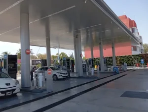 Analizan cambios en la atención nocturna de estaciones de servicio y crece la preocupación laboral