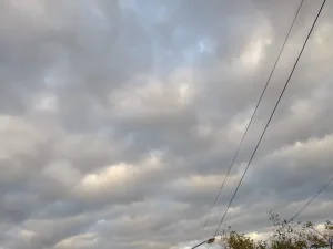 Jueves ESTABLE en San Juan con cielo algo NUBLADO