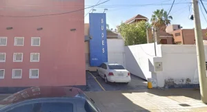 Una mujer se encadenó en el baño de una obra social y reclama una respuesta urgente
