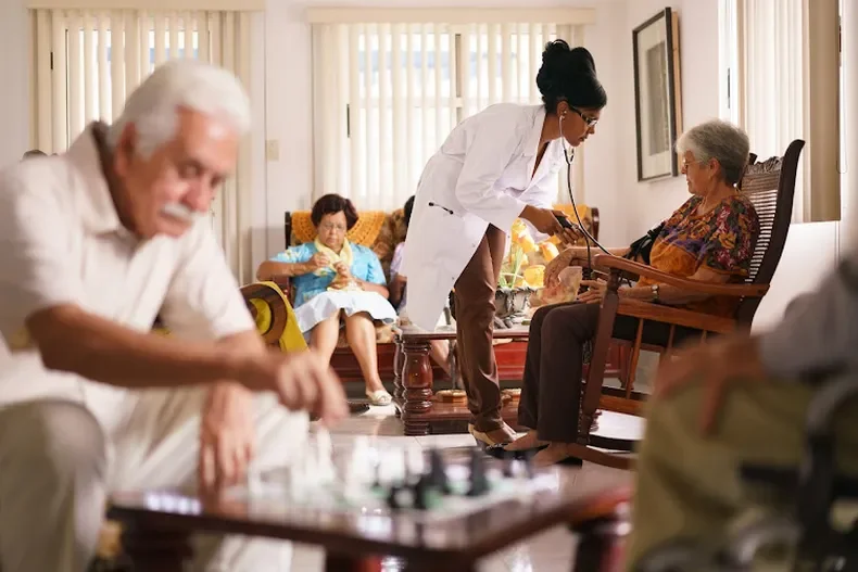 Clausuraron dos residencias clandestinas para adultos mayores en San Juan tras denuncias por irregularidades