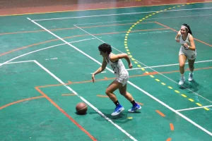 Universidad sostiene el invicto en el básquet femenino