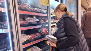 Argentina se encareció en dólares: la carne aumentó hasta 60% y la ropa se mantuvo entre las más costosas del mundo