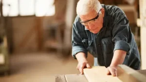 Jubilados que trabajan: la ocupación de adultos mayores pegó un salto de 32,6% en nueve años