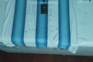 Una camiseta oficial de la Scaloneta ya forma parte del santuario de la Difunta Correa