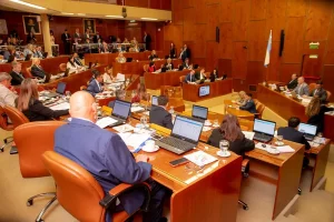 La Ley de Desarrollo Local Minero llega al recinto en medio de un nuevo cruce entre oficialismo y PJ