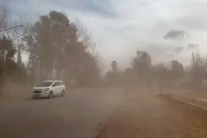 Ante el avance del Zonda y el temporal, la Provincia envió asistencia preventiva a tres departamentos