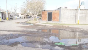 Aguas servidas y calles destruidas: vecinos del Güemes vuelven a reclamar por la red cloacal