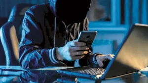 Más de 100 denuncias por estafas digitales investigan en San Juan: las principales trampas que usan contra adultos mayores