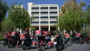 El reclamo de 500 deliveries que pone bajo la lupa el estacionamiento de motos en Capital