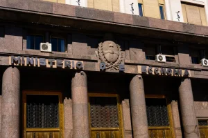 Los recursos nacionales a provincias retroceden 1% acumulado en 2026