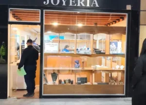 Golpe a una joyería en pleno microcentro: delincuentes actuaron durante 40 minutos y escaparon con relojes y alhajas