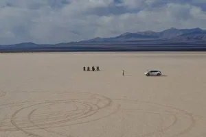 La camioneta que dañó La Pampa del Leoncito podría permanecer meses en medio del paisaje