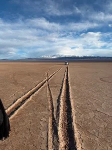 Nuevas imágenes muestran las profundas huellas que dejó una camioneta en el Barreal Blanco