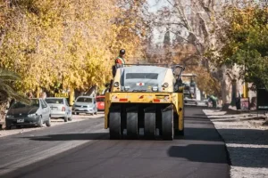 Avanzan con repavimentación, limpieza y bacheo en un tramo clave de calle Rivadavia
