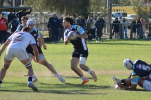 Universitario venció a Mendoza RC y se mantiene en carrera