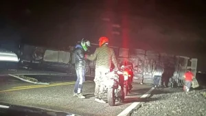 Un camión volcó camino a la Difunta Correa y quedó atravesado en medio de la ruta