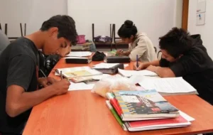 Educación abrió la convocatoria para reforzar aprendizajes en estudiantes secundarios